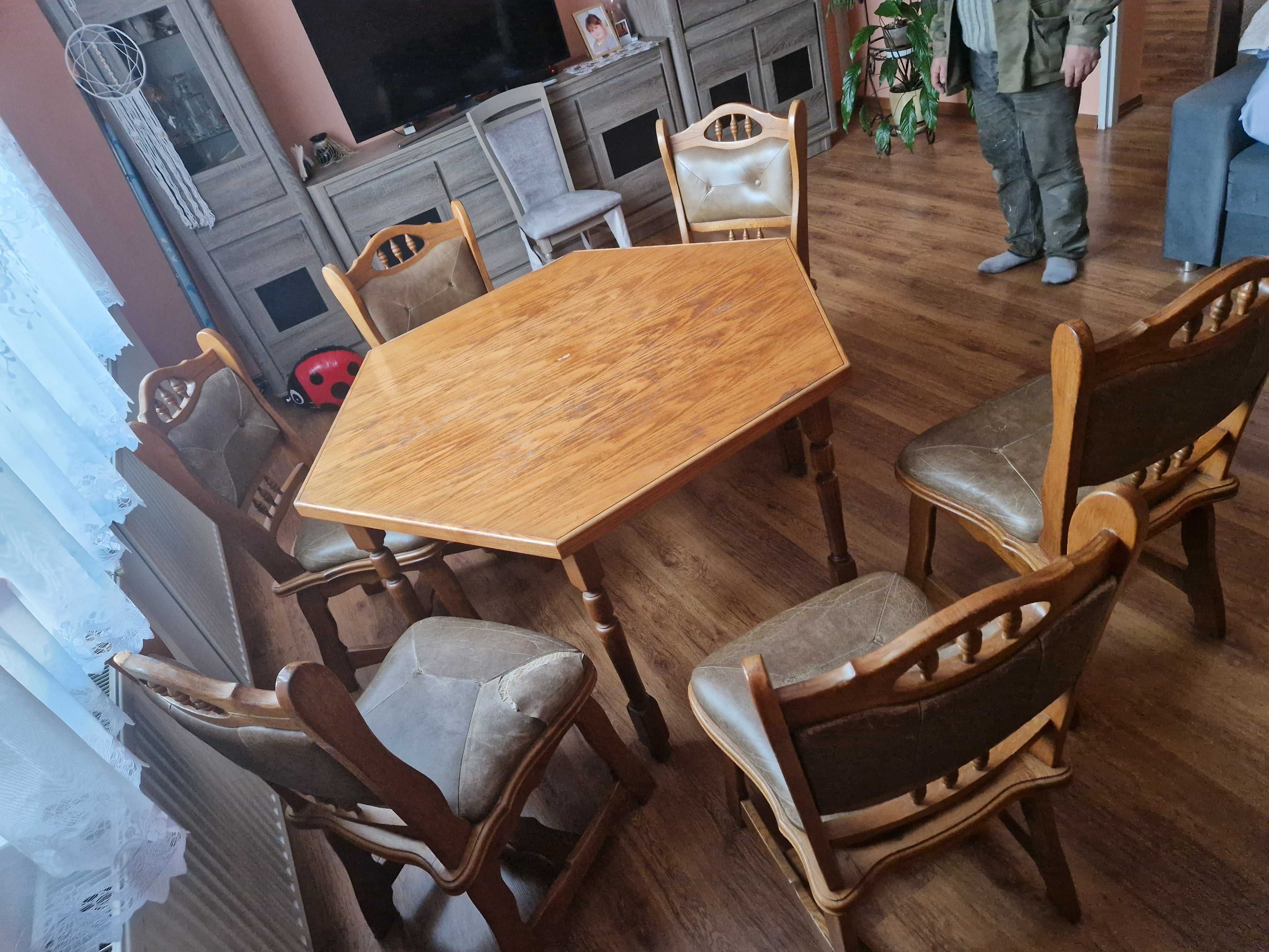 Drewniany stół z kompletem krzeseł