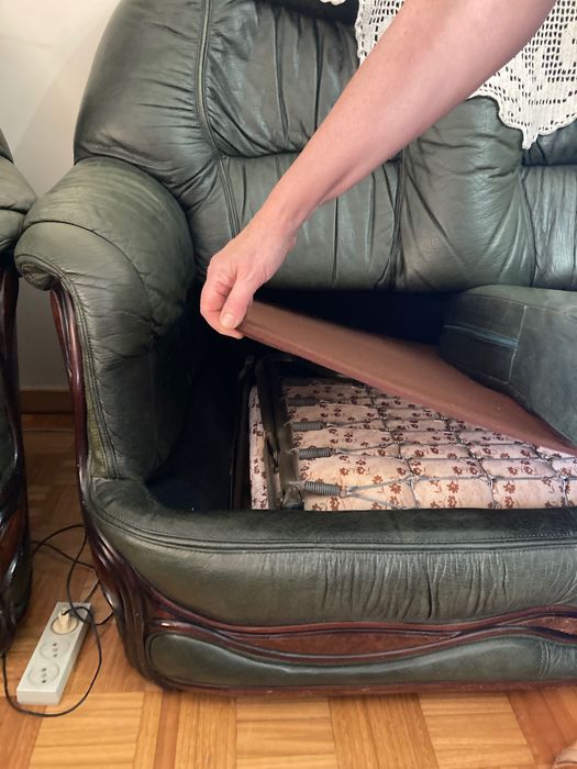 Conjunto de sofá-cama e cadeirões