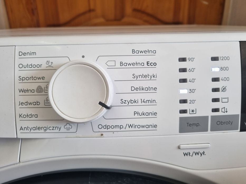 Pralka 3,5 letnia electrolux na 8kg 1200obrotow wirowania.