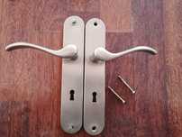 Puxador de porta em latão