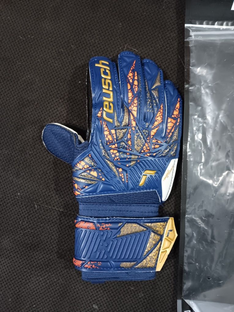 Nowe rękawice bramkarskie Reusch Attrakt Solid z Decathlon