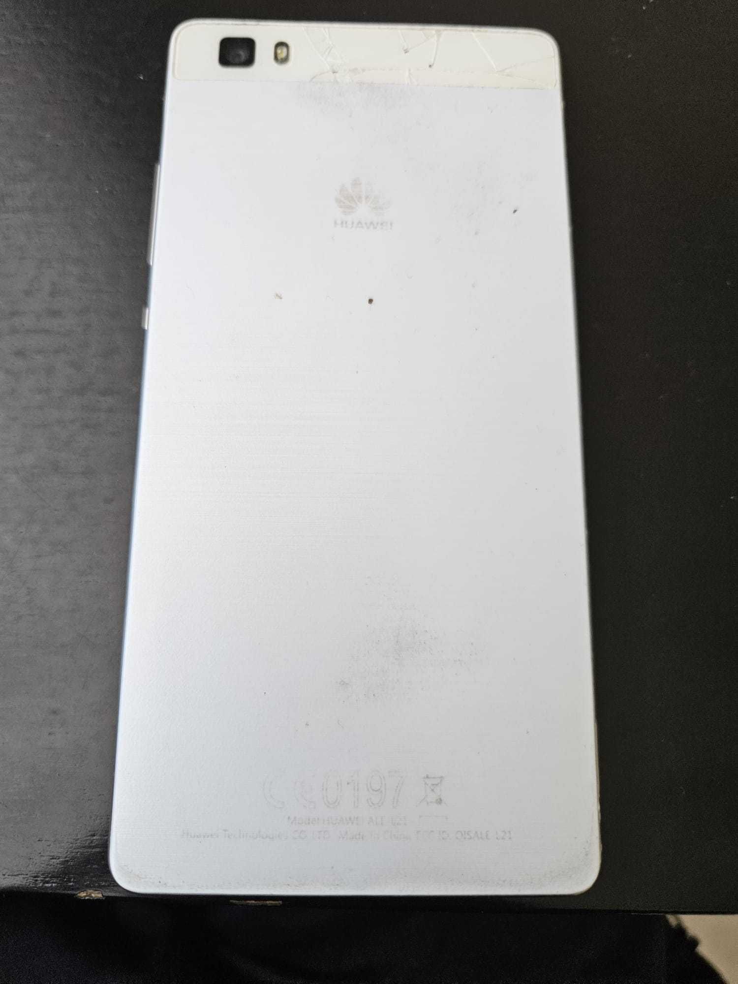 Huawei P8 lite z uszkodzonym wyświetlaczem.