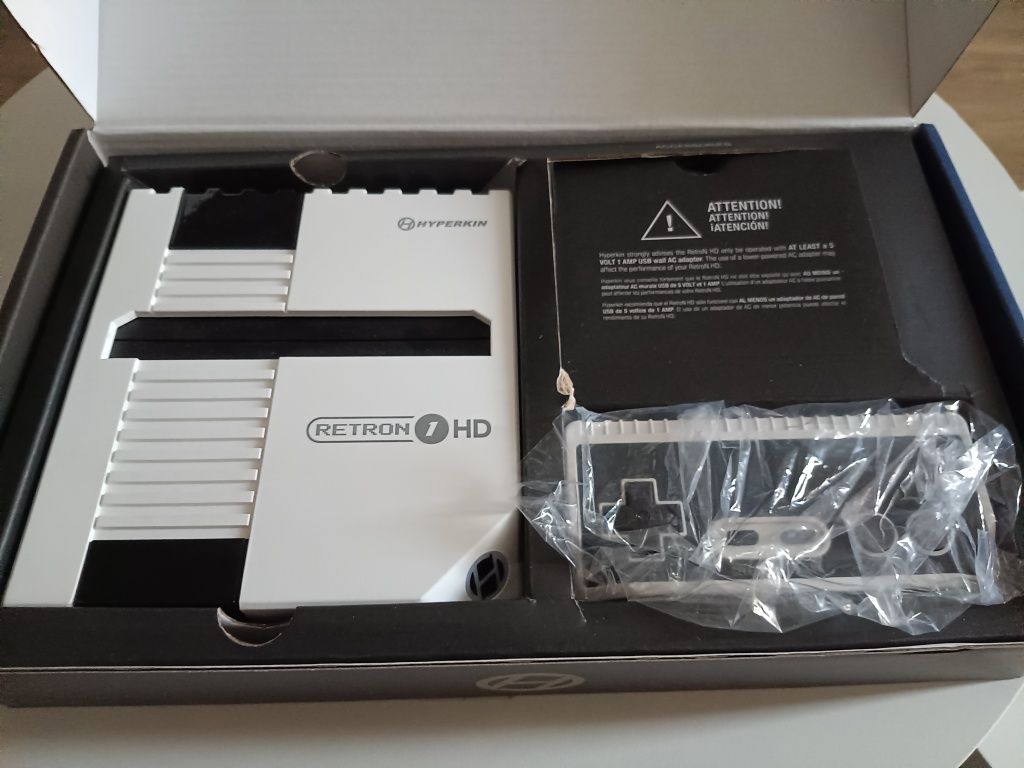 Retron 1 HD Premium console Nintendo Famicom NES PAL/NTSC switch
