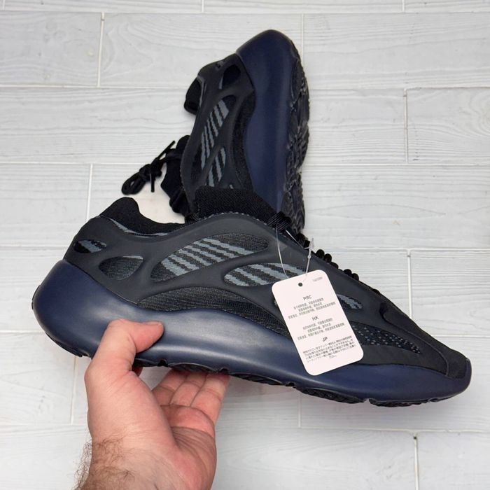 Чоловічі кросівки adidas yeezy 700v3