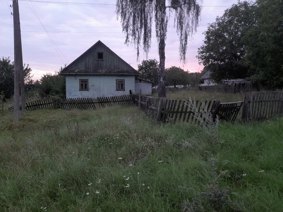 Продається пів будинку в центрі  с. Полянь