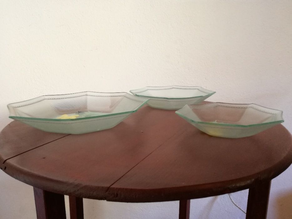 Conjunto de 3 pratos em vidro para bolos