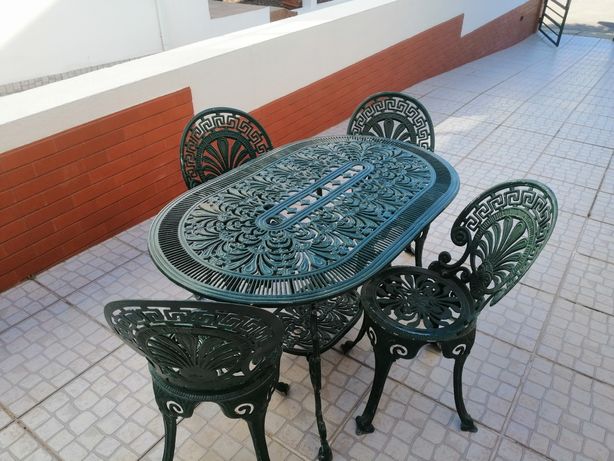 Conjunto mesa e quatro cadeiras em ferro fundido