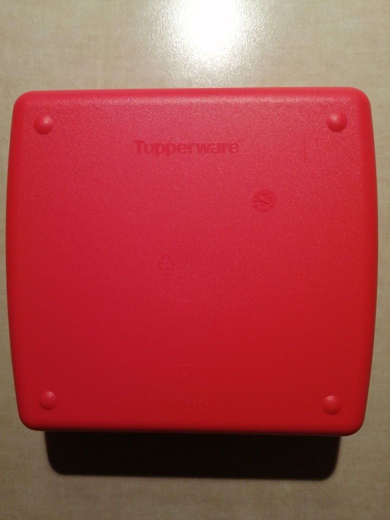 Tupperware czerwone pudełko, świetne na kanapki lub przekąski NOWE!