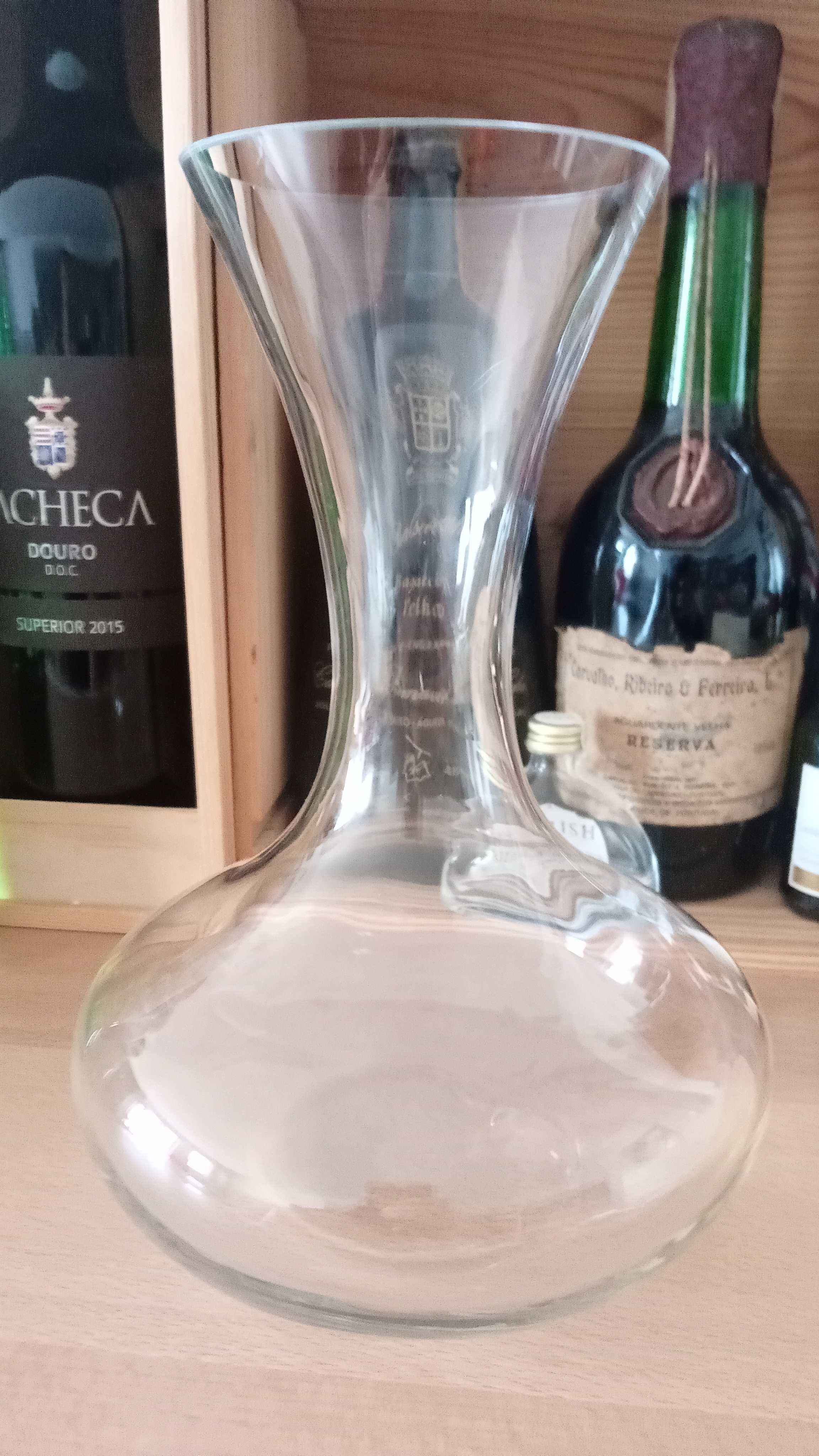 Decanter de vidro elegante.