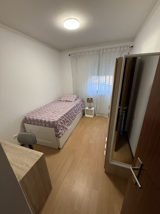 Quarto solteiro cama de casal// Despesas inclusas