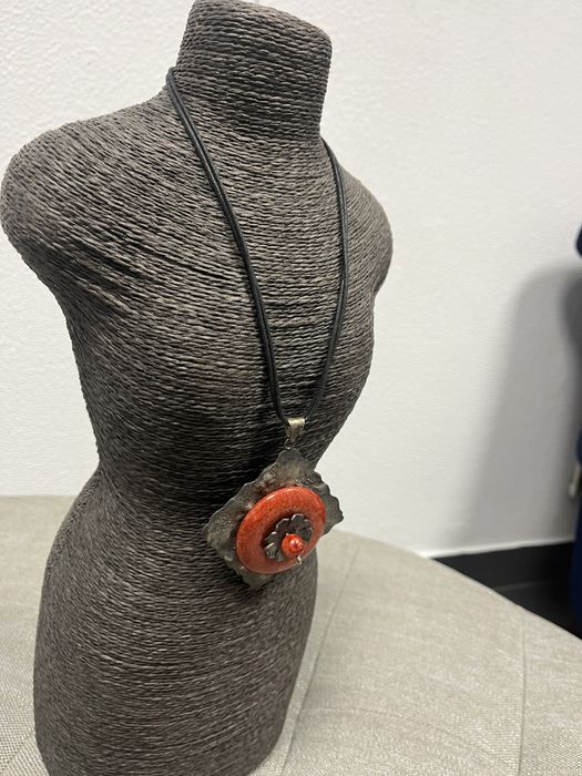 Fio colar de couro com chapa em Prata e corais