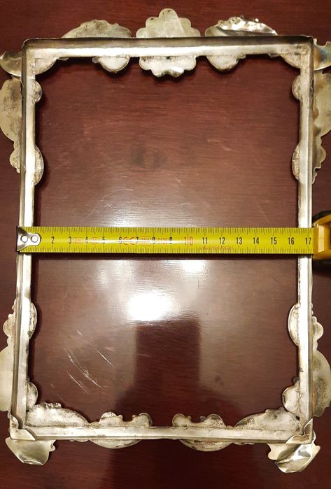 Moldura de prata trabalhada, muito bonita. 
Tem vid