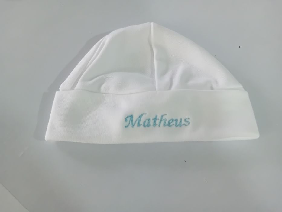 Gorro com o nome do seu bebé bordado