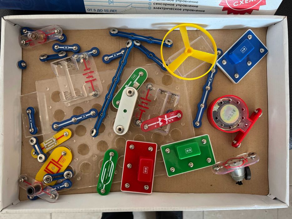 Электронный конструктор Знаток 180 схем