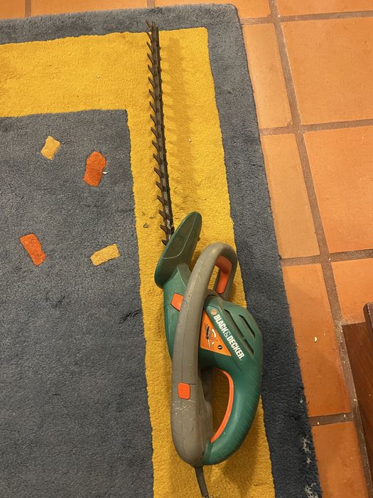 Aparador de sebes jardinagem Black and Decker