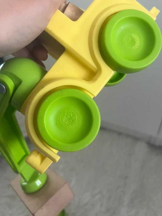 Żółto-zielone autko z przyczepą Playtive