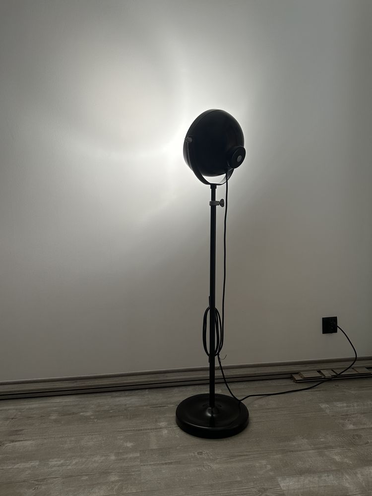 Czarna lampa stojąca 125 cm