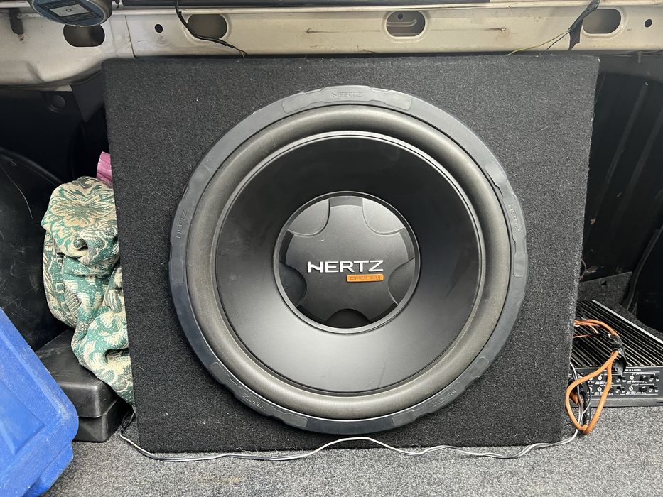 Продам сабвуфер Hertz es380
