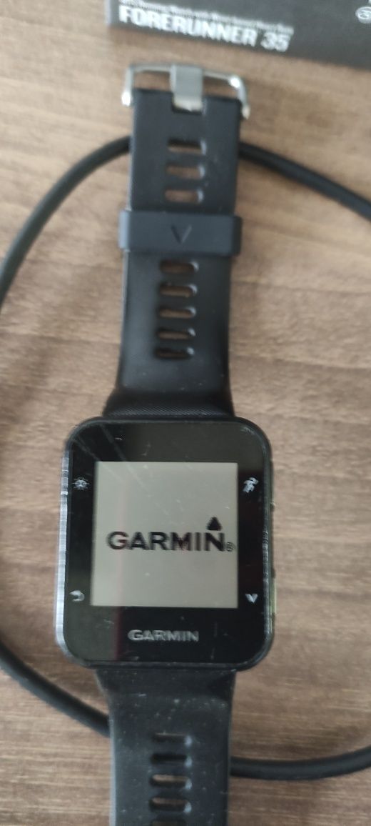 Kabel do ładowania Garmin Forerunner 35 ze smartwatchem uszkodzonym