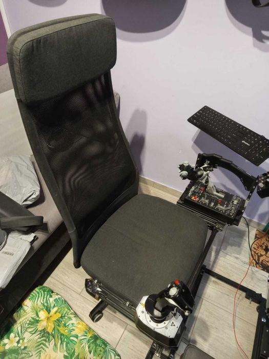 Fotel Ikea Markus z uchwytami HOTAS (joystick + throttle/Przepustnica)