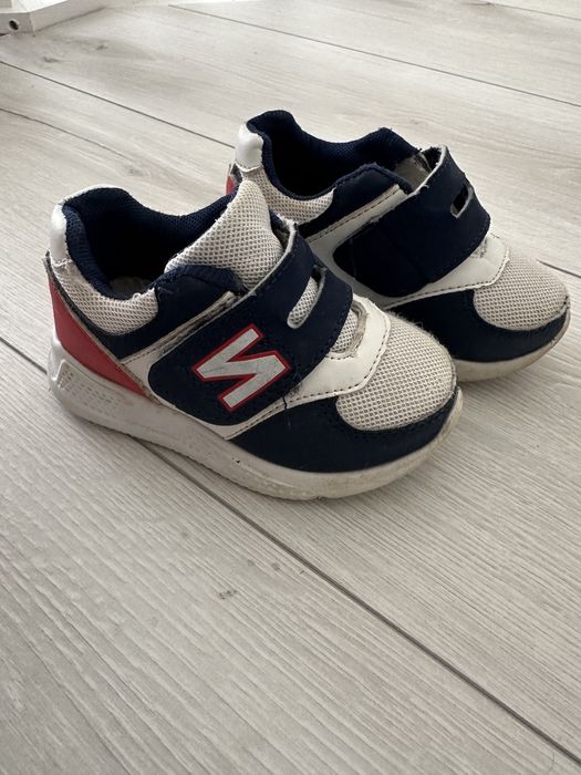 Кросівки, черевики, тапочки