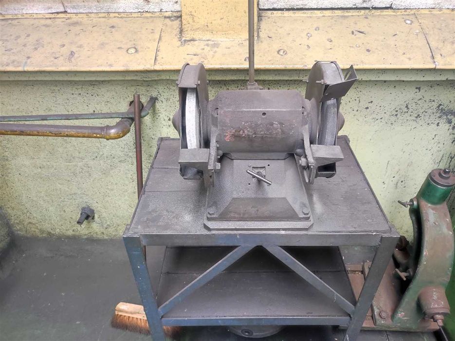 Szlifierka stołowa ze stołem warsztatowym