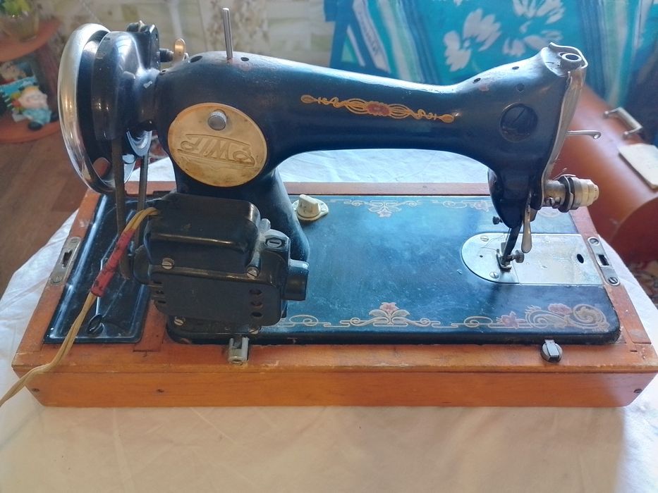 Швейная машина Подольск 1969 г. Машинка электрическая для шитья.