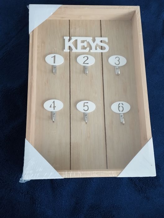 Bambusowa szafka na klucze.