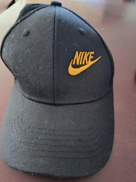 Czarna czapka z daszkiem