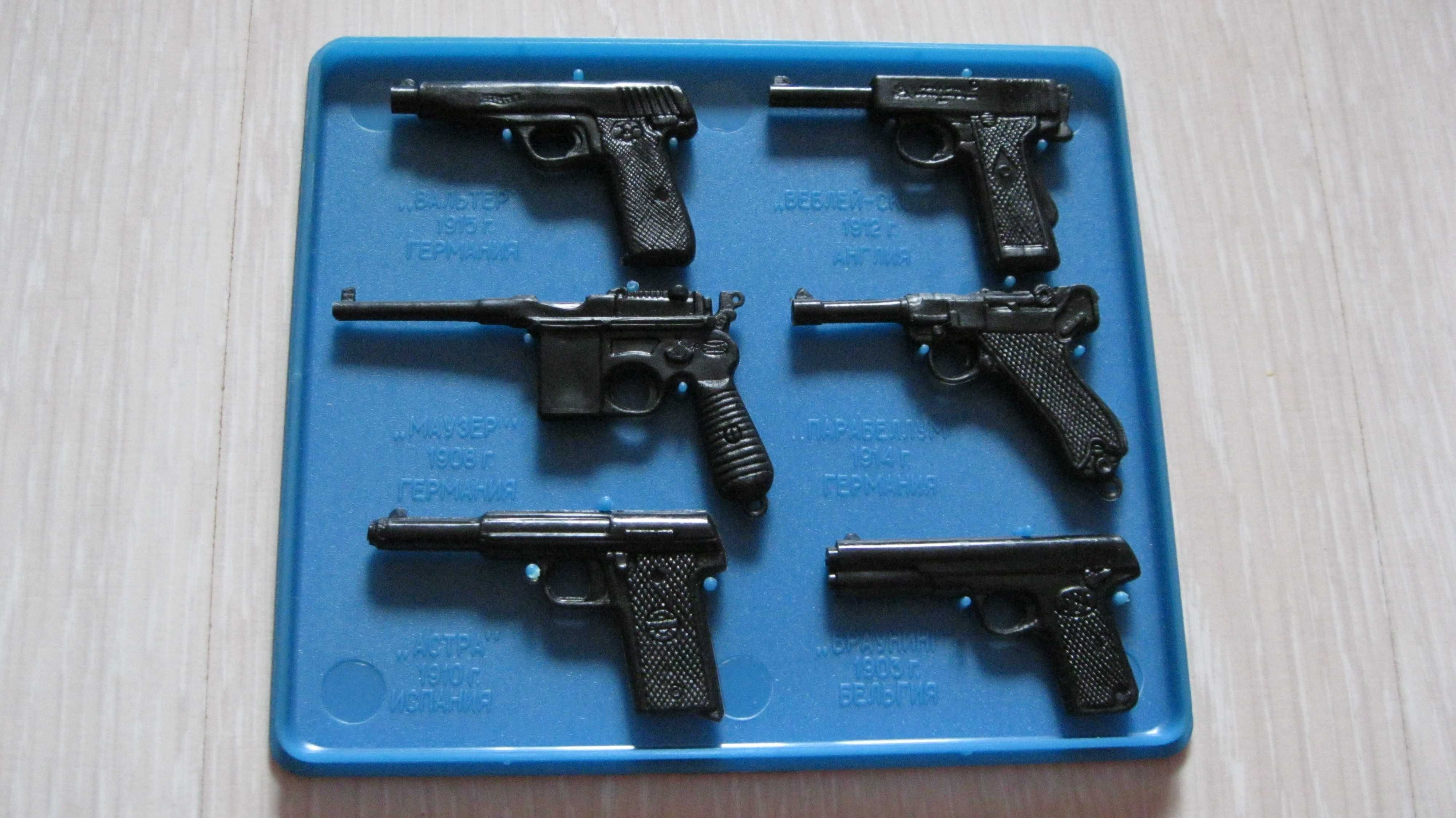 Коллекционный набор игрушечных моделей пистолетов Парус СССР