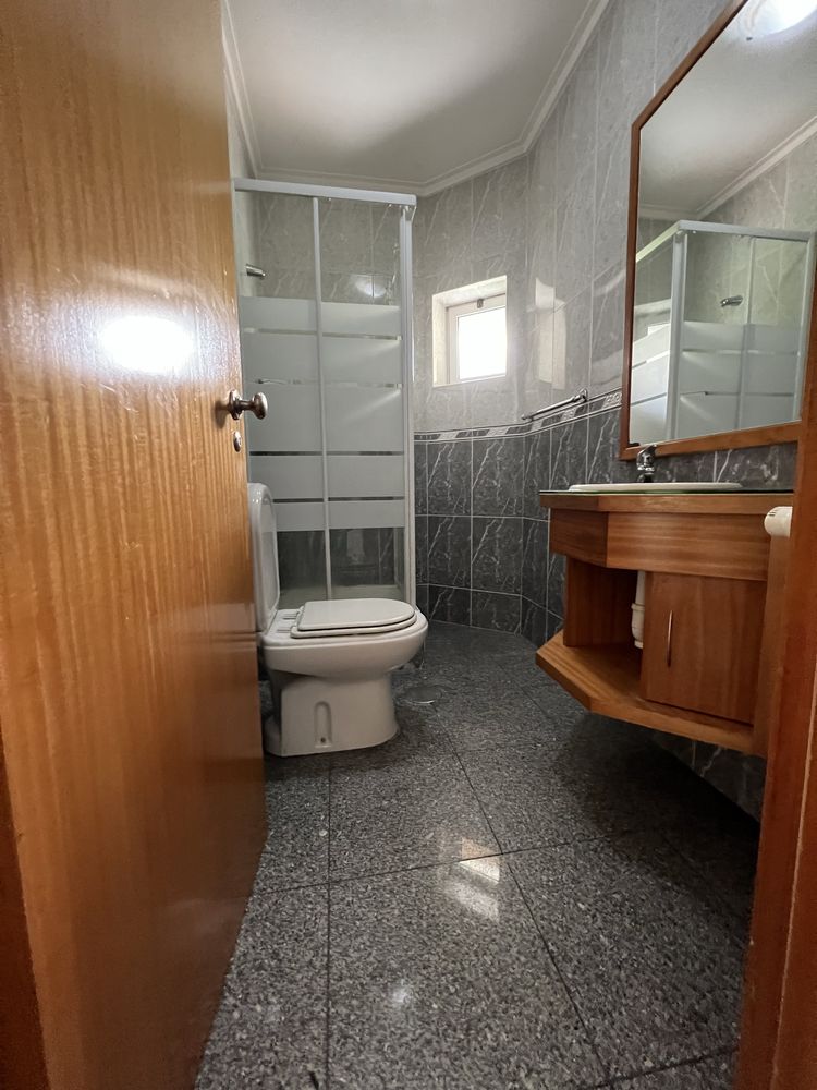 Móvel wc com lavatório e torneira