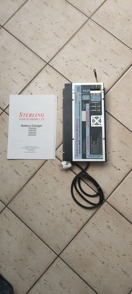 Prostownik 12 V / 30 A / 3 aku.