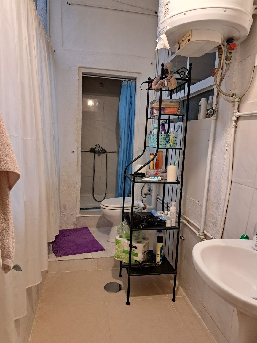 Quarto a estudante universitária feminina (Rua de Cedofeita)