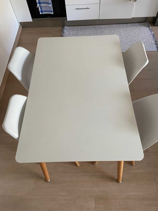 Mesa de jantar com 4 cadeiras (120 x 80  x 64)