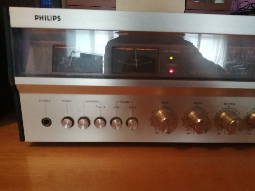 Amplituner Philips.