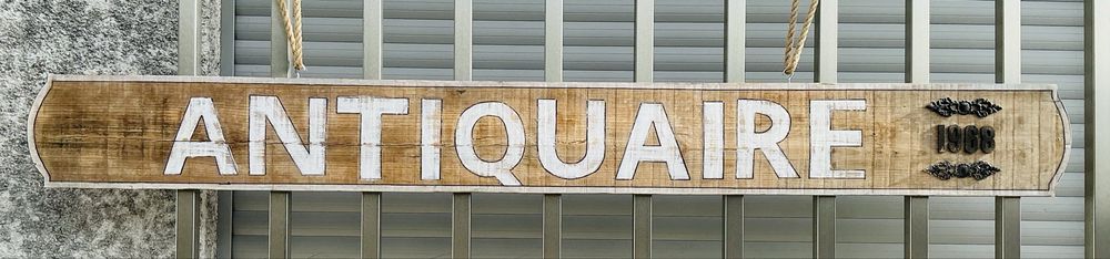Placa de maseira de loja de antiguidade