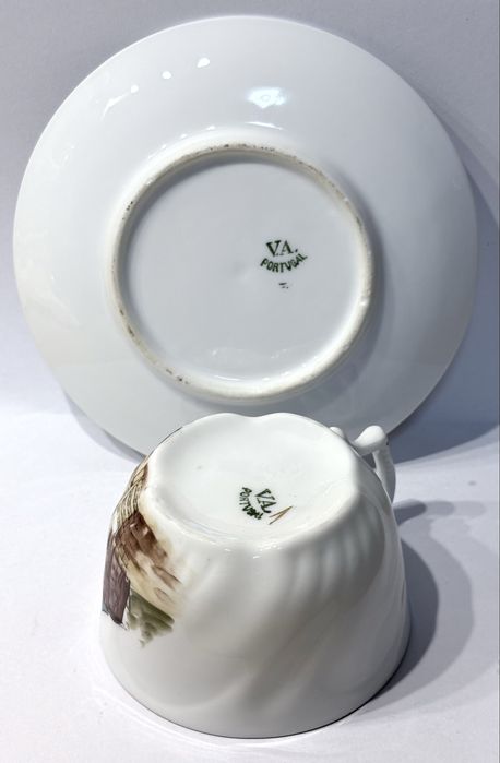 Antiga chávena com pires em porcelana Vista Alegre pintadas à mão