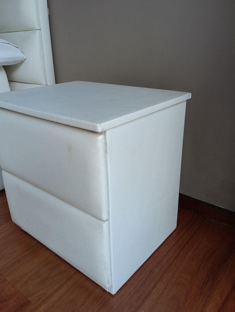 Cómoda madeira estofada + 2 mesinhas de cabeceira