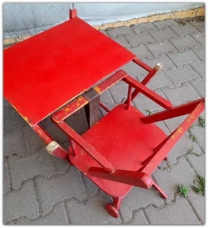 Drewniane krzesło do karmienia PRL rozkładane ze stolikiem
