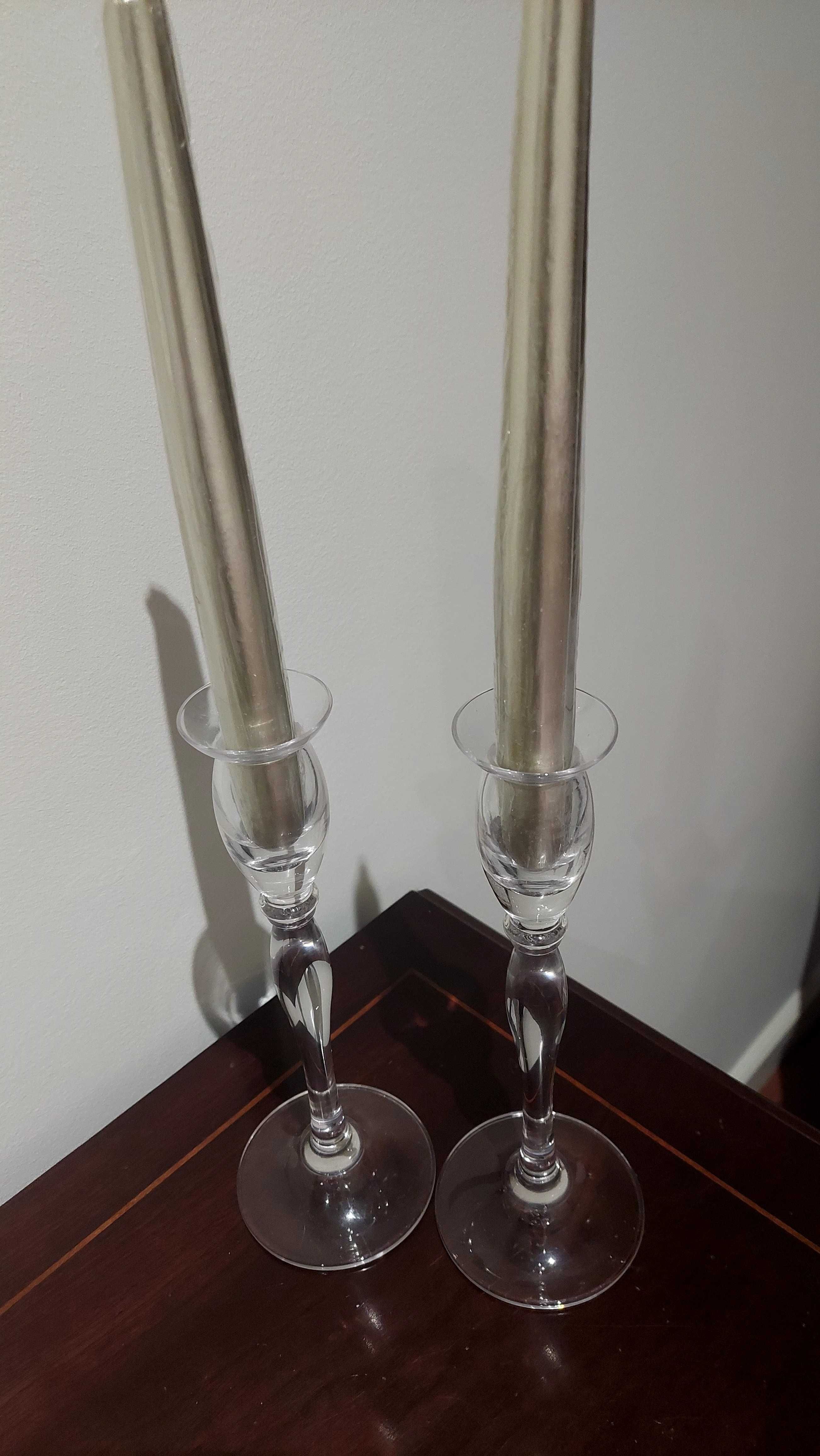 Par de castiçais com velas douradas
