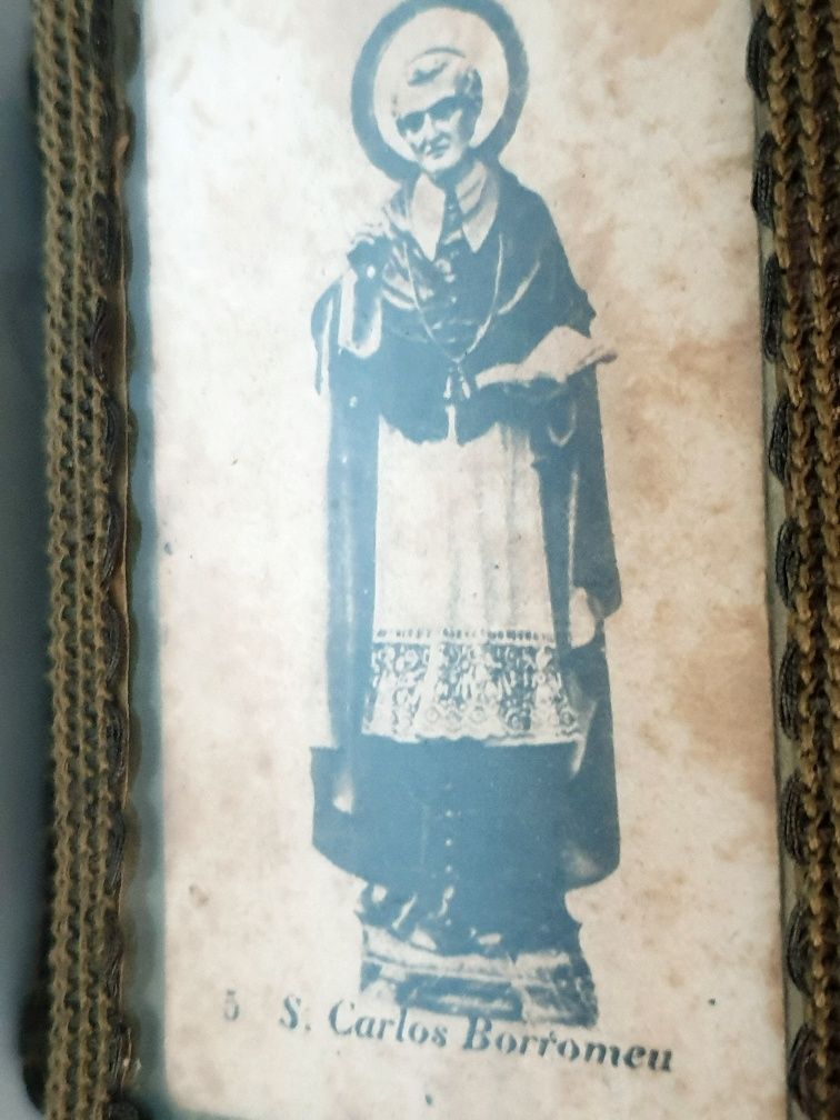 Antigo registo religioso com imagem de S. Carlos Borromeu