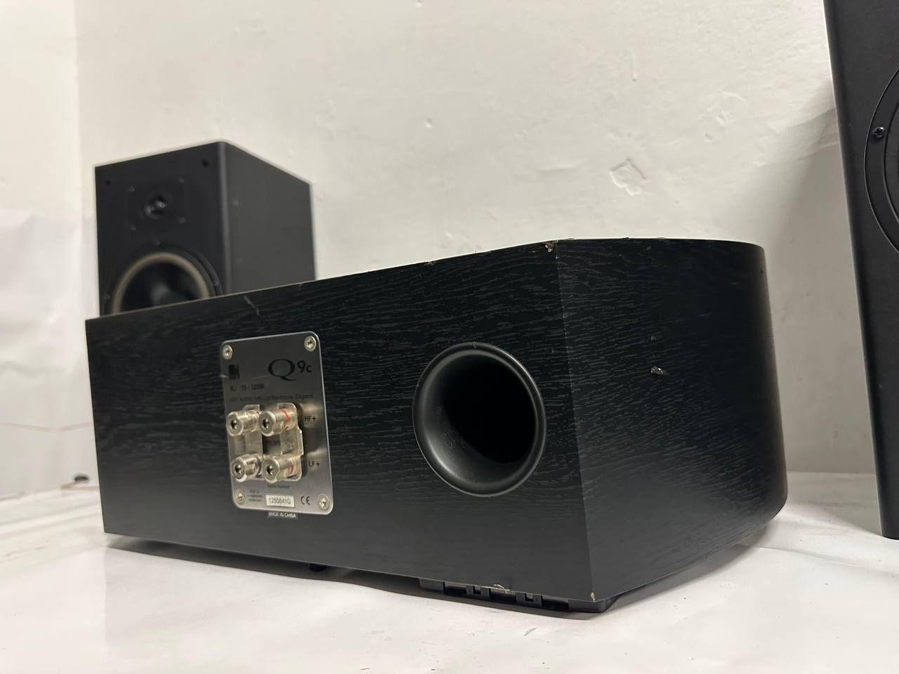 Kolumny centrslny KEF Q9c, 120 W.