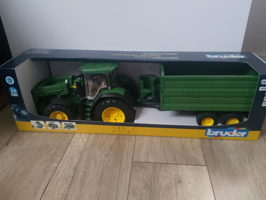 Traktor z ładowaczem i przyczepą