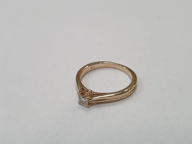Piękny złoty pierścionek damski/ 417/ 2.4 gram/ R12/ Brylanty/ Idealny