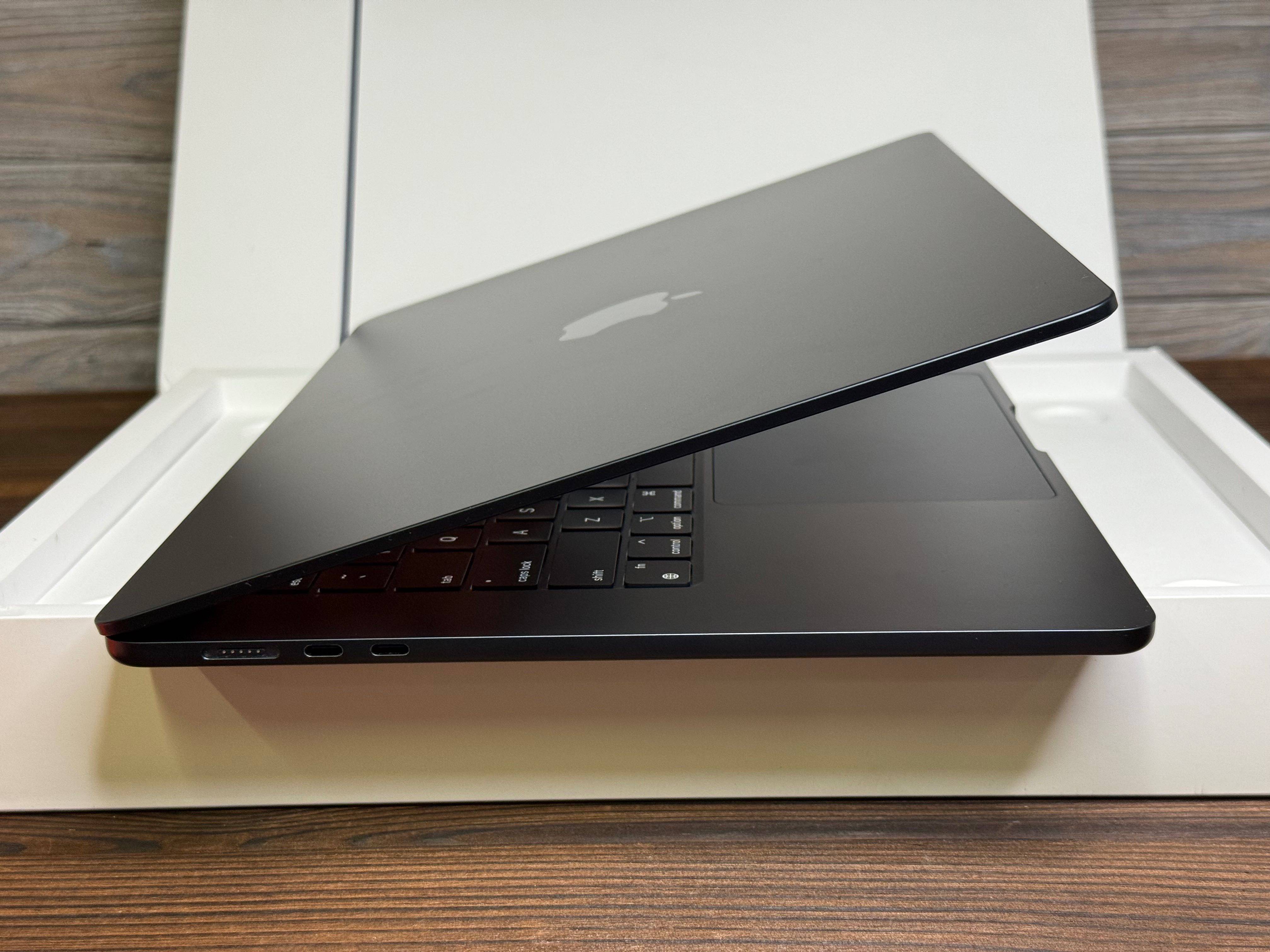 Macbook Air 15 2024 M3 16ram 512 Midnight MXD43 1.100$