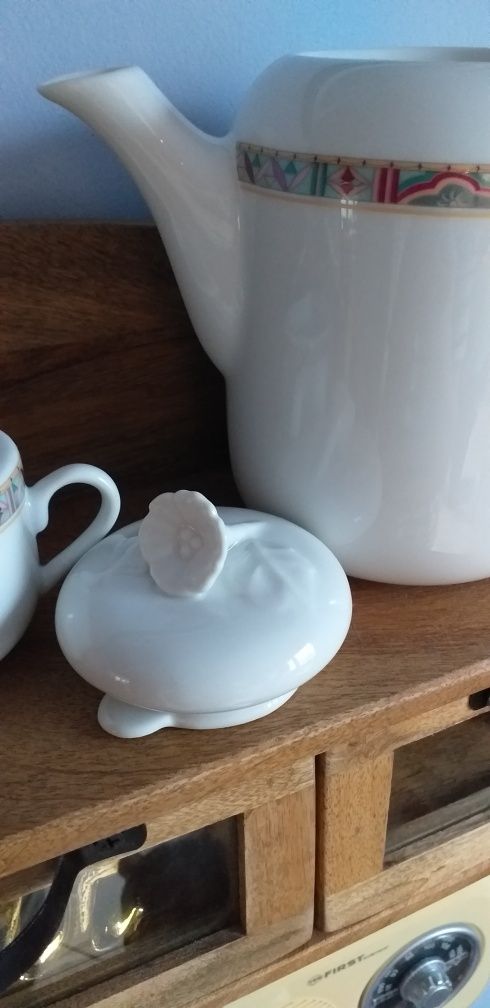 Piękny porcelanowy dzbanek