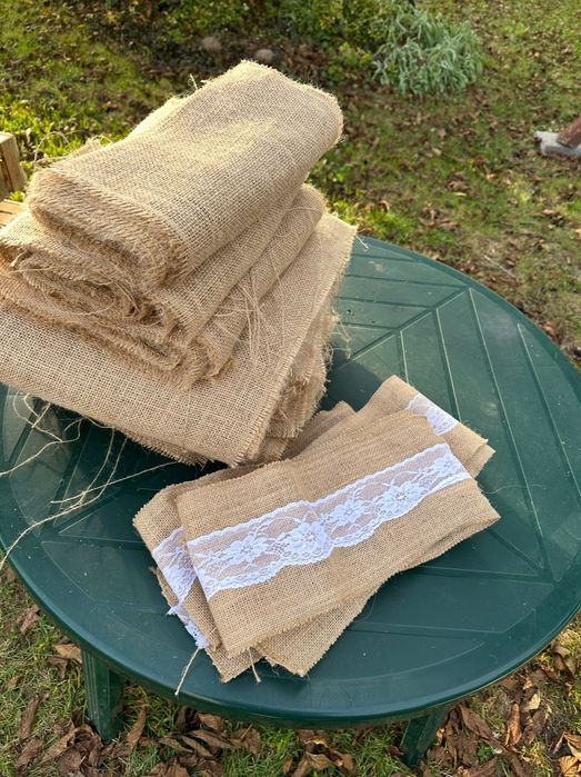 Bieżniki jutowe na dekoracje stołu