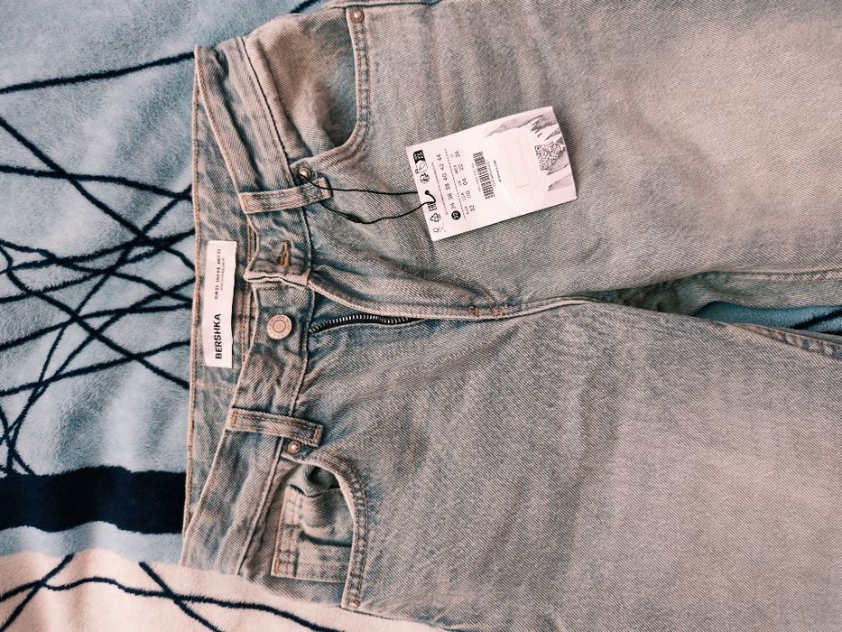 Штани на дівчину