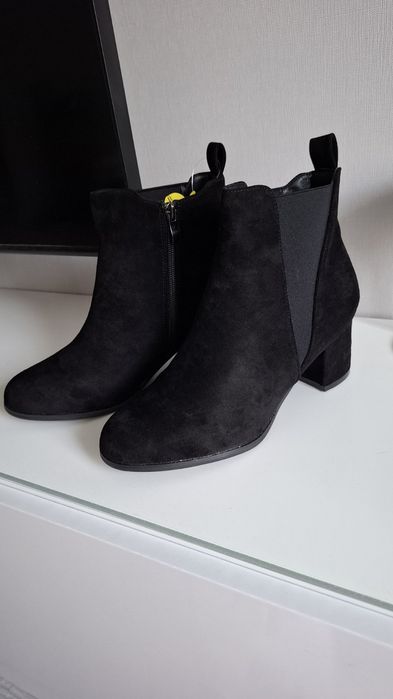 Продам замшевые полусапожки