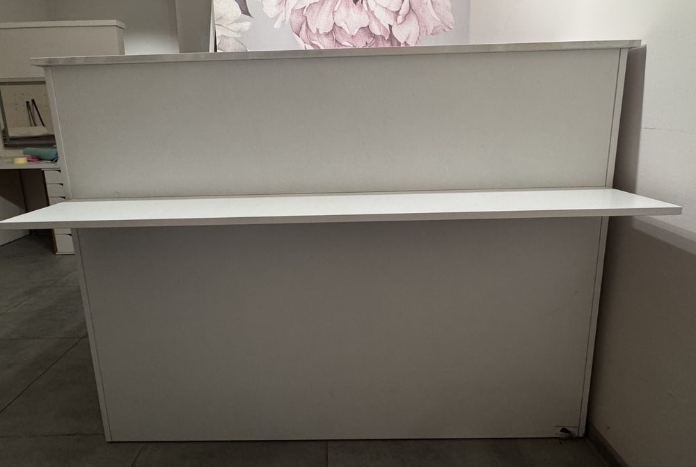 Recepcja – biała, nowoczesna, do salonu / biura